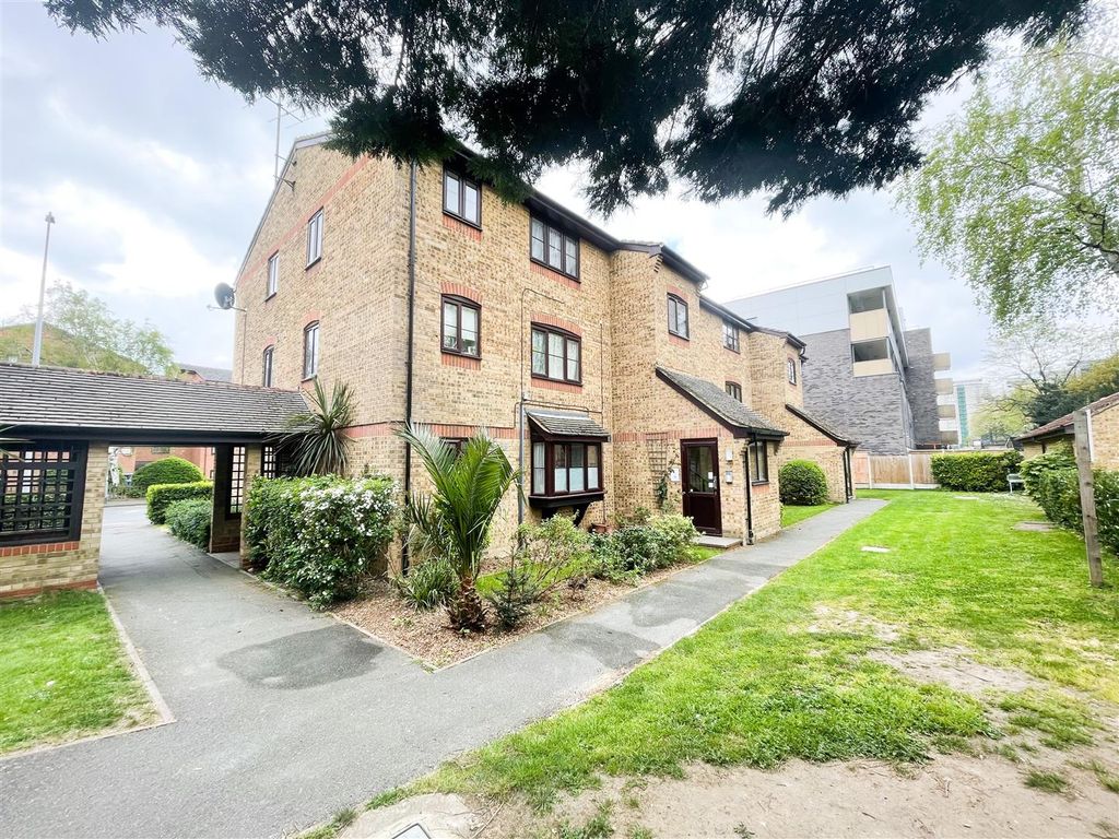 Studio to rent in Wyvern House, Bridge Road, Grays RM17 Zoopla