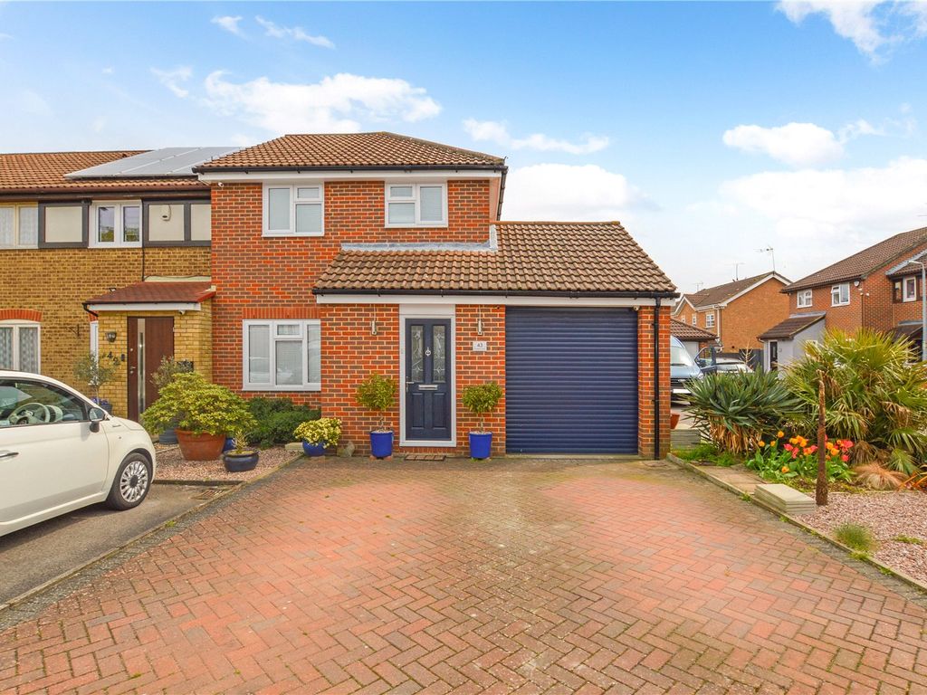 3 bed end terrace house for sale in Readers Close, Dunstable