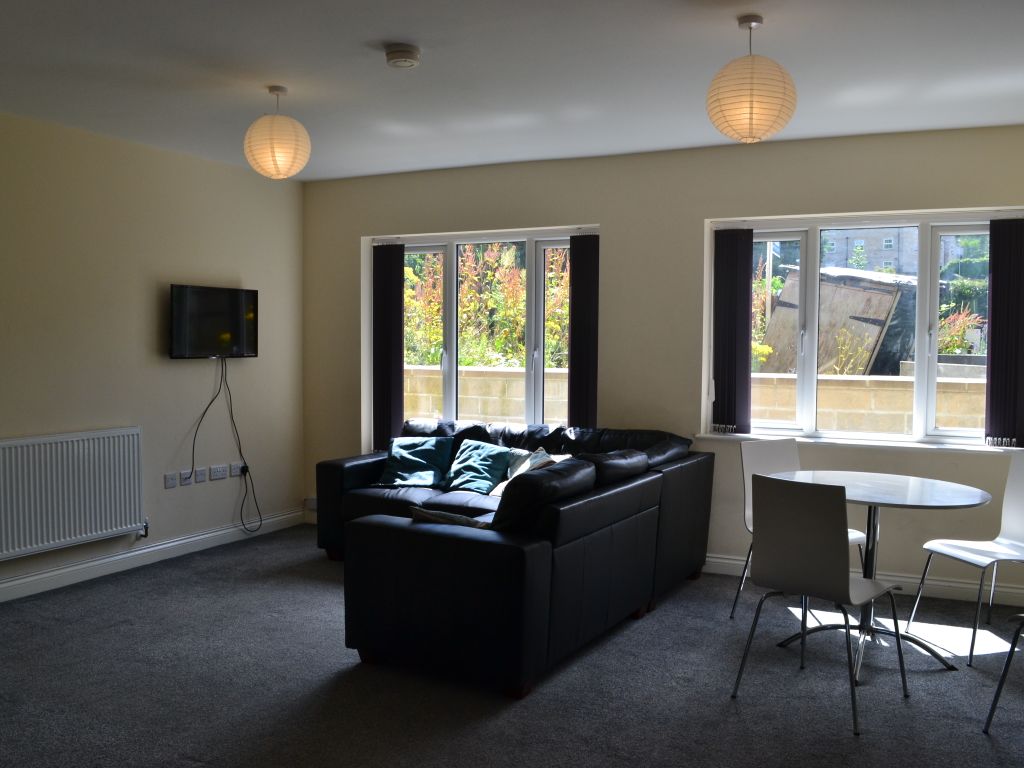 Room to rent in Lockwood Scar, Newsome, Huddersfield HD4 Zoopla