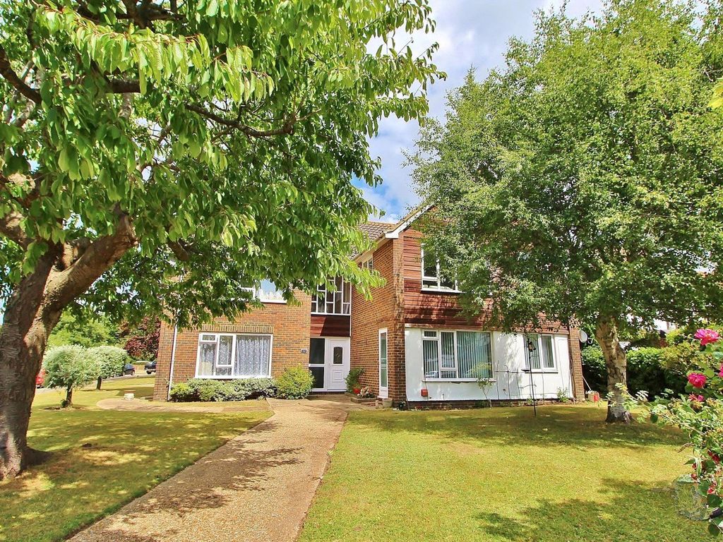 2 bed flat to rent in Cedar House, Cissbury Avenue, Worthing, West