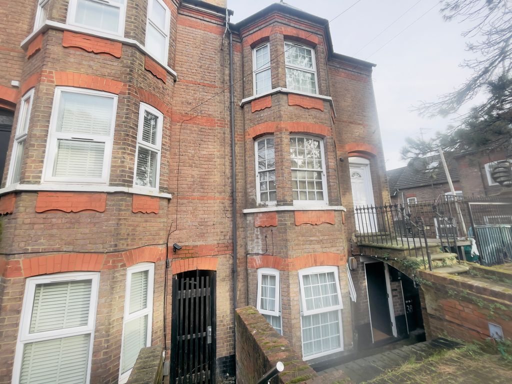 Studio to rent in Napier Road, Luton LU1, £825 pcm Zoopla