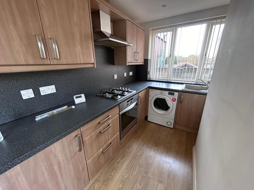 2 bed flat to rent in Leeds Road, Lofthouse, Wakefield WF3, £795 pcm