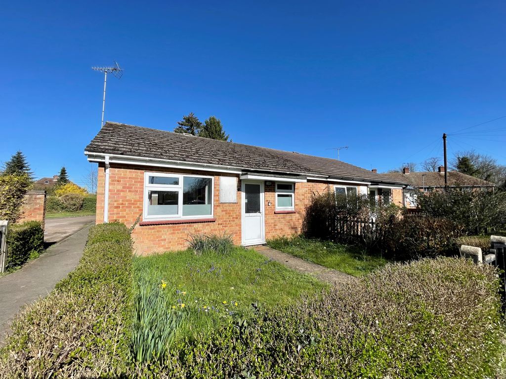 2 bed bungalow to rent in Granhams Close, Great Shelford, Cambridge