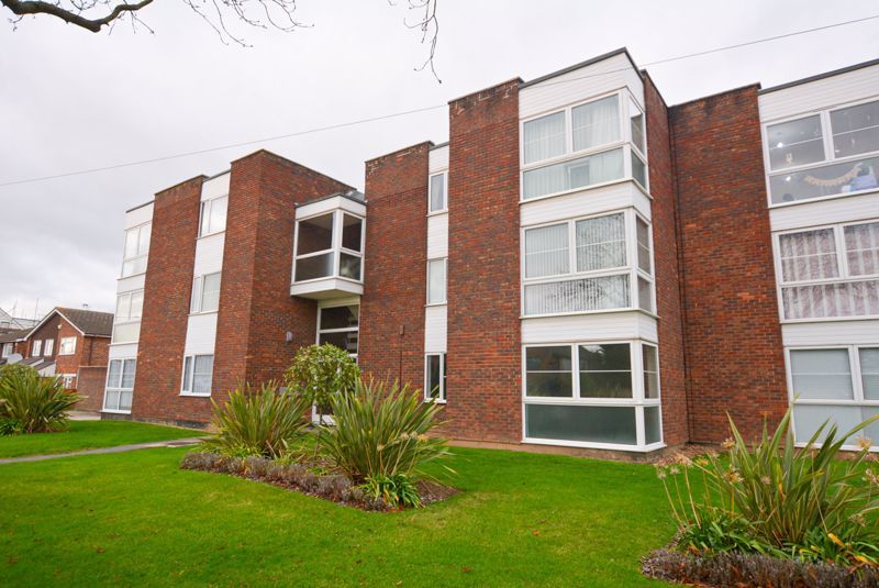 2 bed flat to rent in Thorpe Hall Avenue, SouthendOnSea SS1, £1,300