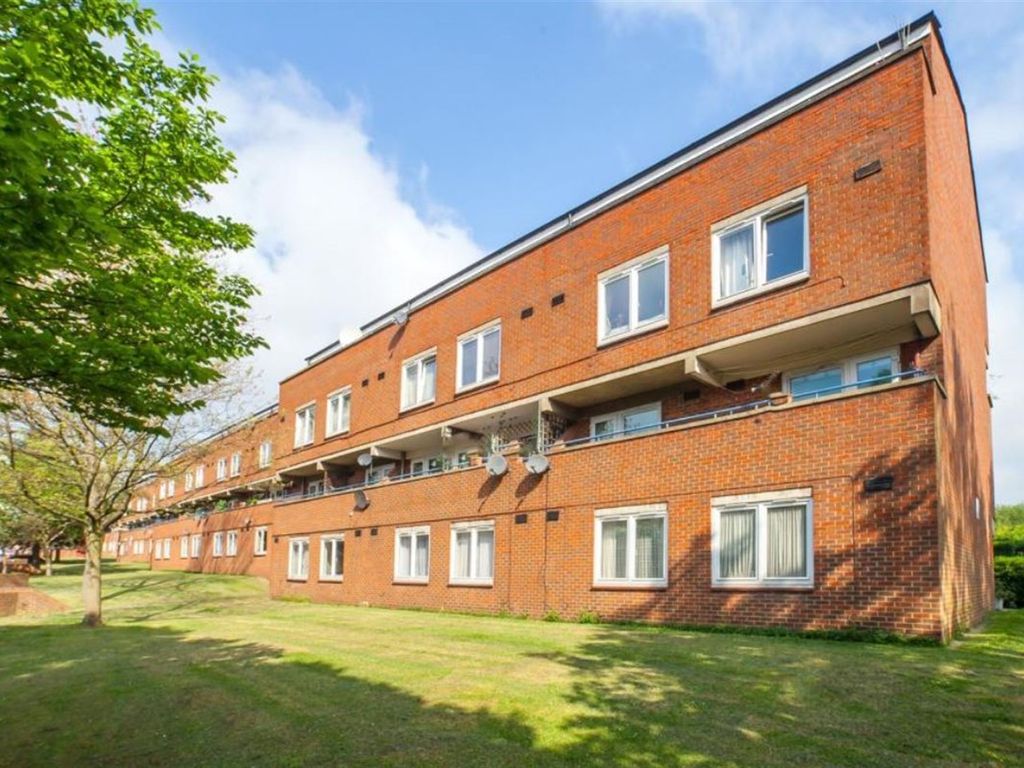 2 bed flat to rent in Golderton, Prince Of Wales Close, Hendon NW4, £