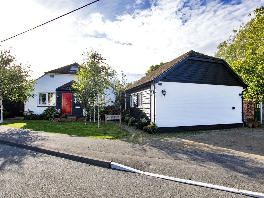 4 bed bungalow for sale in Wrotham Road, Meopham, Gravesend, Kent DA13