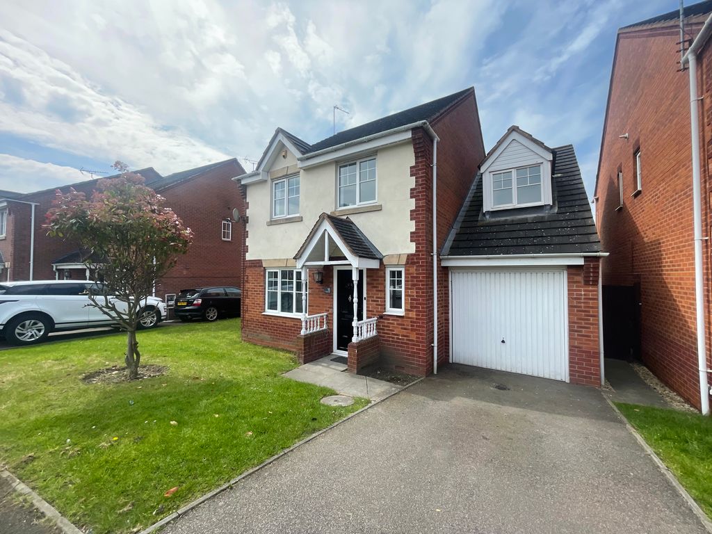 5 bed detached house to rent in Durham Drive, West Bromwich B71, £1,400