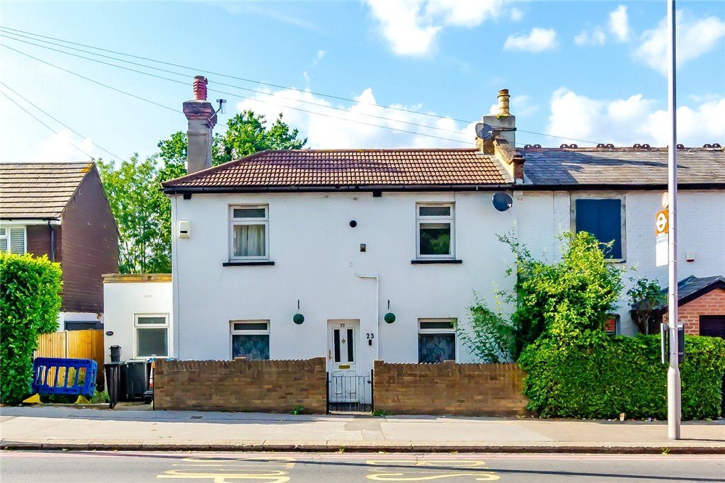 2 bed semidetached house for sale in Wickham Road, Shirley, Croydon