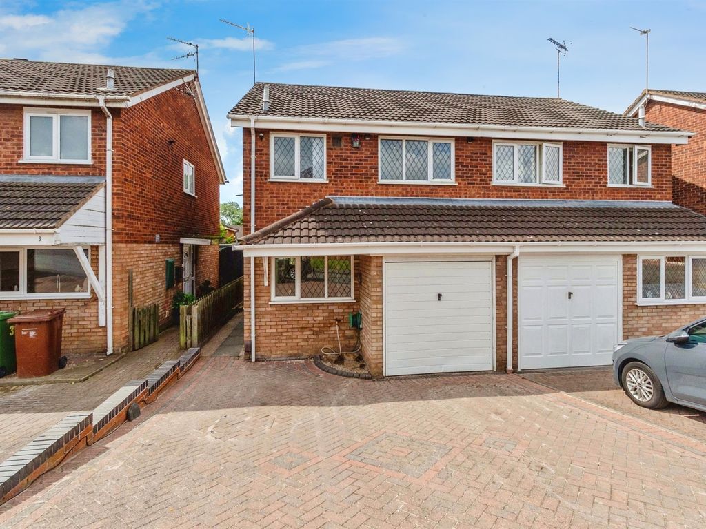 3 bed semidetached house for sale in Harness Close, Walsall WS5, £