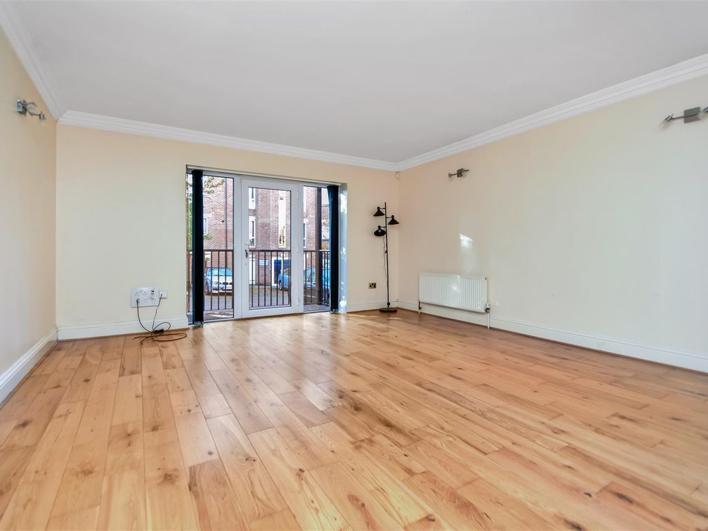 2 bed flat to rent in Woodside Park Road, Woodside Park N12, £2,100 pcm
