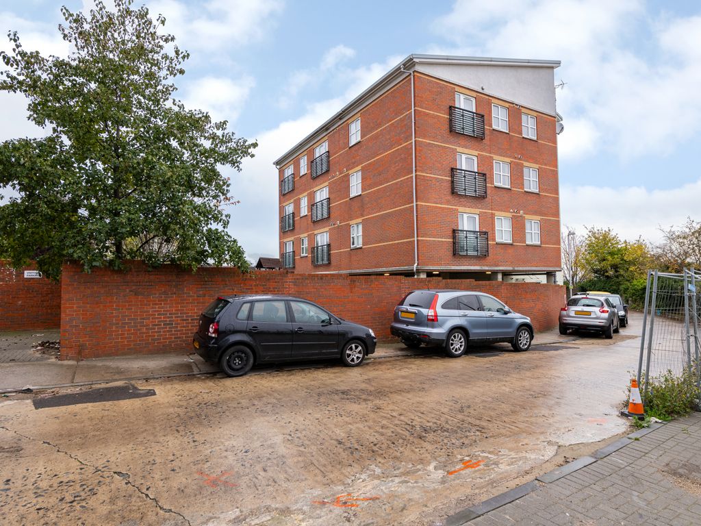 2 bed flat to rent in Lawn Road, Northfleet DA11, £1,300 pcm Zoopla