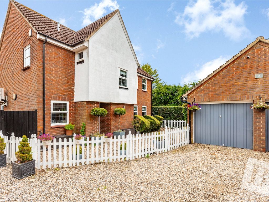 5 bed detached house for sale in The Finchingfields, Kelvedon Hatch