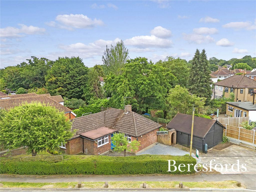 2 bed bungalow for sale in Thynne Road, Billericay CM11, £525,000 Zoopla