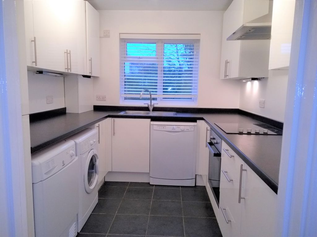 1 bed flat to rent in 31 The Avenue, Worcester Park KT4, £1,400 pcm