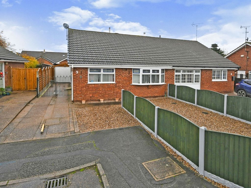 3 bed semidetached bungalow for sale in Egham Close, Rainworth