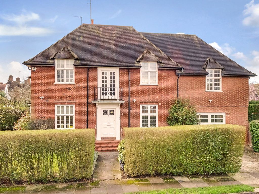 5 bed semidetached house for sale in Thornton Way, Hampstead Garden
