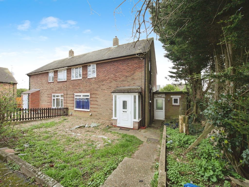 3 bed semidetached house for sale in Richards Close, Luton LU1, £