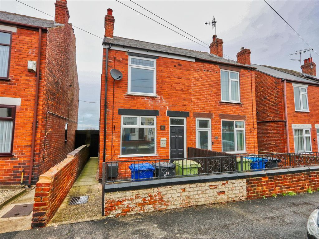 3 bed semidetached house for sale in Victoria Avenue, Staveley