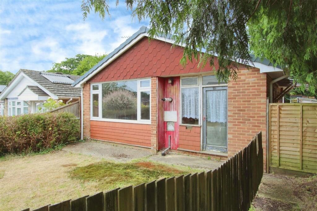 2 bed bungalow for sale in Tern Close, Hythe, Southampton SO45, £