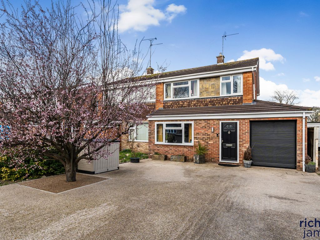 4 bed semidetached house for sale in Gantlettdene, Swindon, Wiltshire