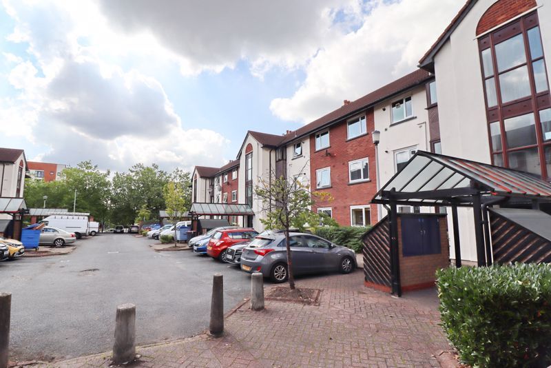 3 bed flat for sale in Squires Court, Canterbury Gardens, Salford M5, £95,000 Zoopla