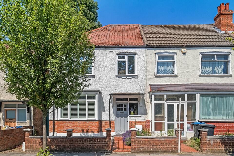 3 bed end terrace house for sale in Seely Road, London SW17, £675,000