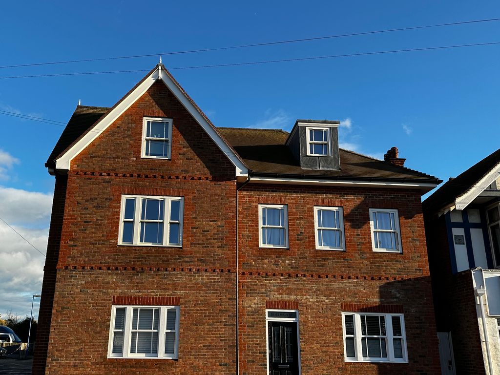 2 bed flat to rent in Dairy Mews, Chichester PO20, £900 pcm Zoopla