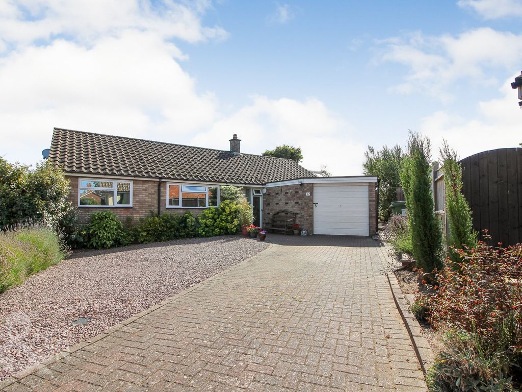 4 bed detached bungalow for sale in Beauchamp Close, Chedgrave, Norwich