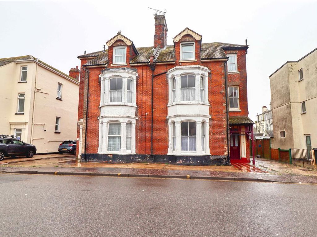 8 bed detached house for sale in Colne Road, ClactonOnSea CO15 Zoopla