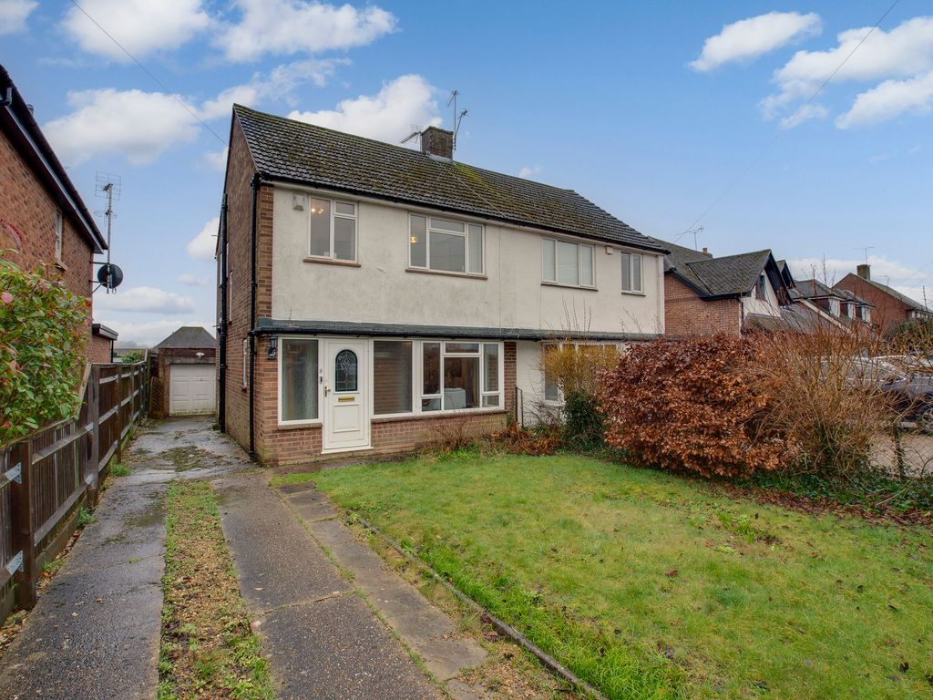 3 bed semidetached house for sale in Bernards Way, Flackwell Heath