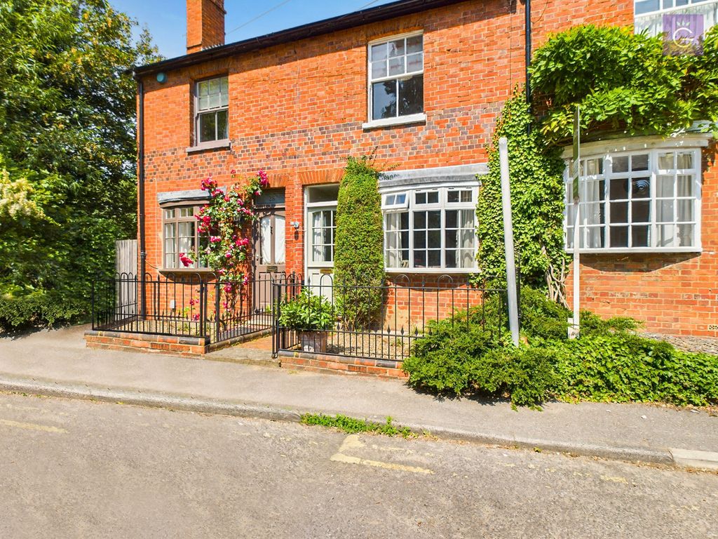 2 bed terraced house for sale in Brook Street, Twyford RG10, £425,000