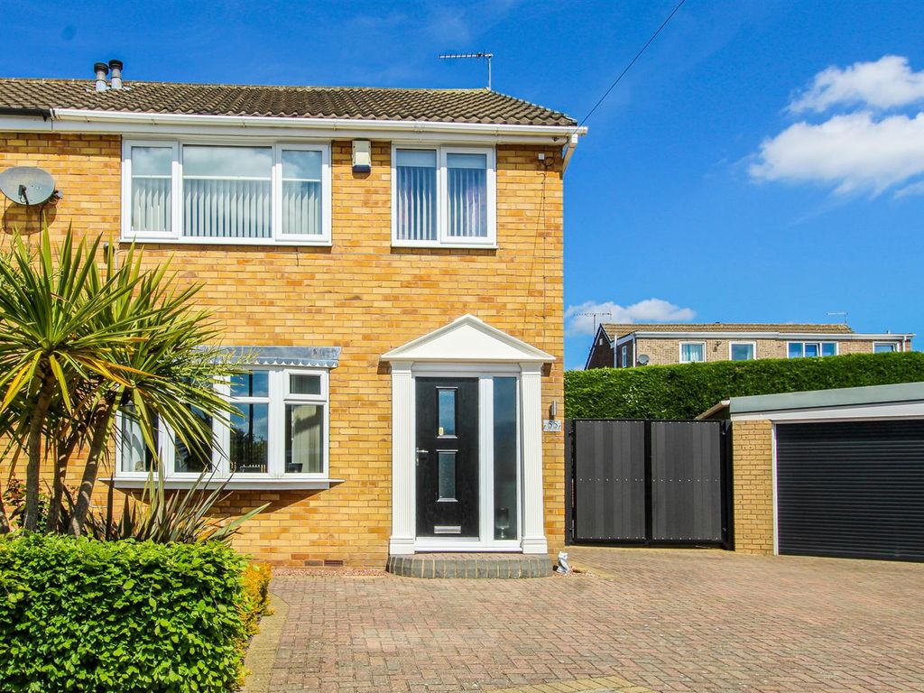 3 bed semidetached house for sale in Fishponds Drive, Crigglestone