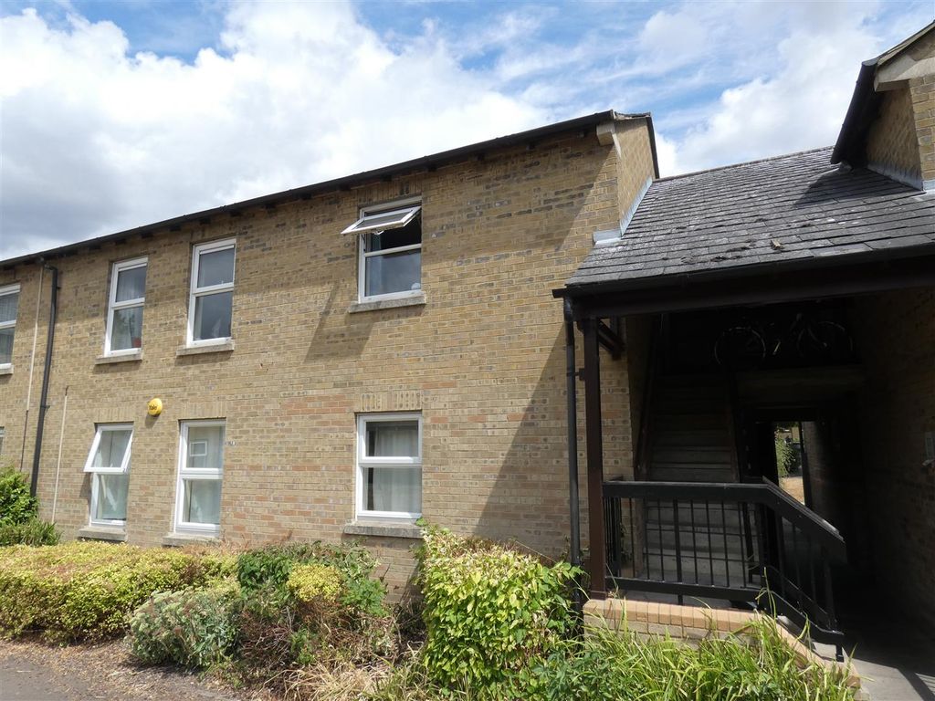 2 bed flat to rent in St. Bedes Crescent, Cherry Hinton, Cambridge CB1