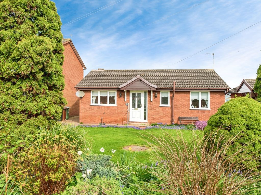 2 bed detached bungalow for sale in Lower Mickletown, Methley, Leeds