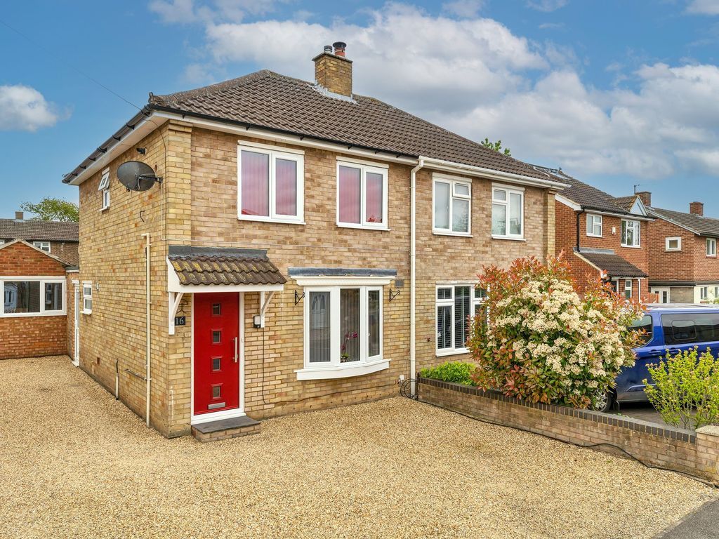 3 bed semidetached house for sale in The Close, Royston SG8, £350,000