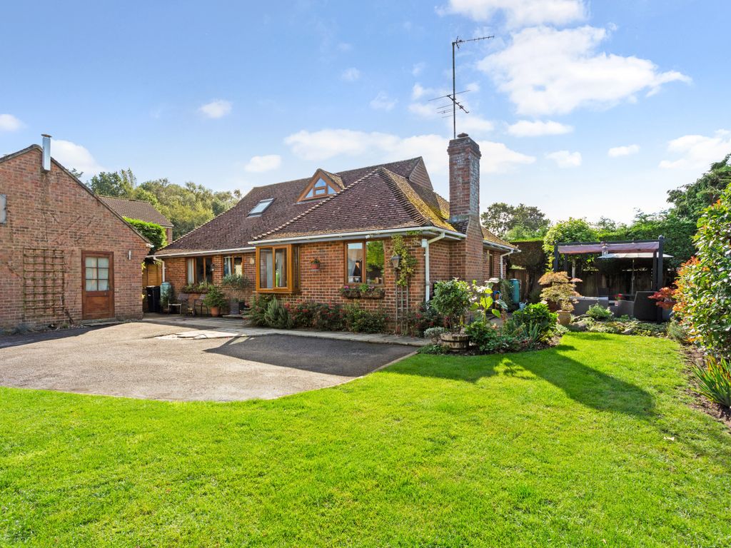 3 bed bungalow for sale in Hazelbank Close, Liphook GU30, £575,000 Zoopla
