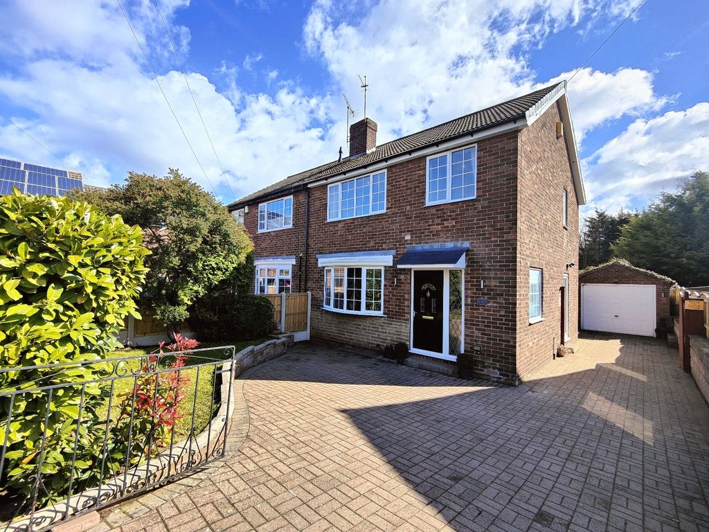 3 bed semidetached house to rent in Snowden Avenue, Knottingley, West