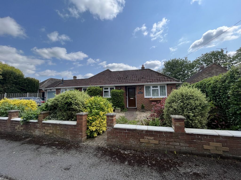 3 bed bungalow for sale in Orchard Road, Basingstoke, Hampshire RG22 Zoopla