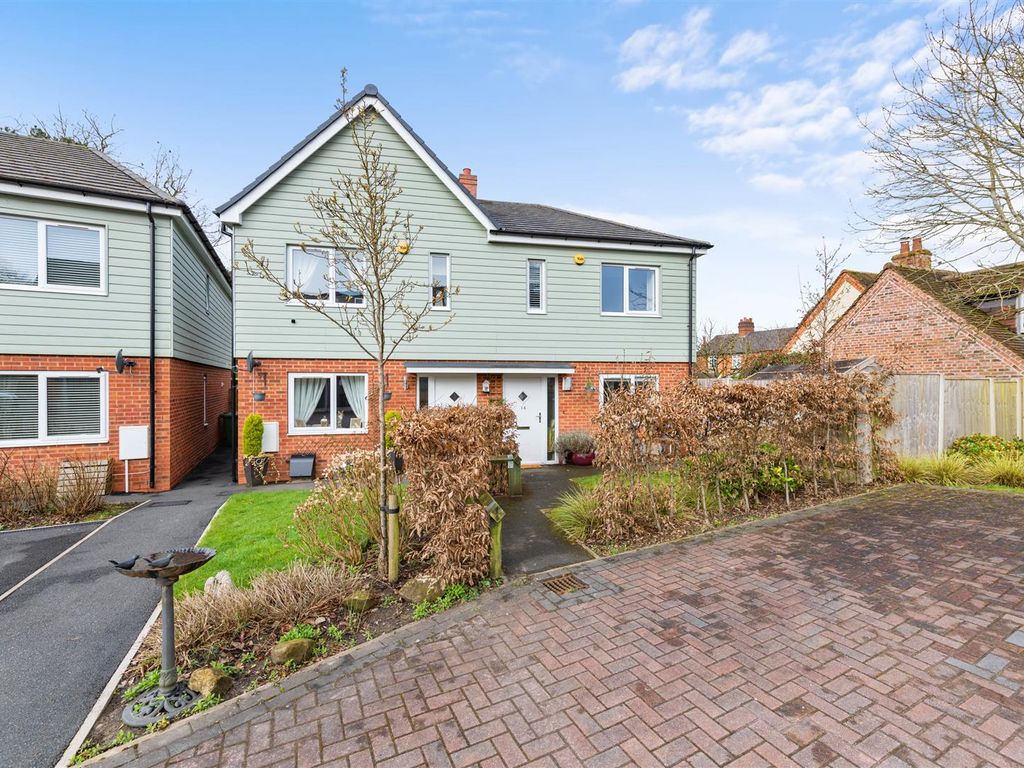 3 bed semidetached house for sale in b Grove, Hockley Heath