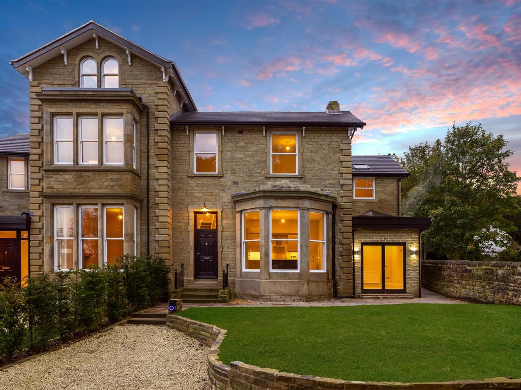 New home, 4 bed semidetached house for sale in Woodlands Drive