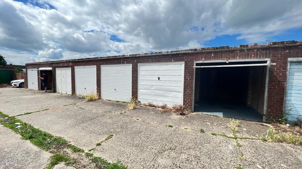 Parking/garage for sale in Cloisters Road, Luton LU4, £15,000 Zoopla