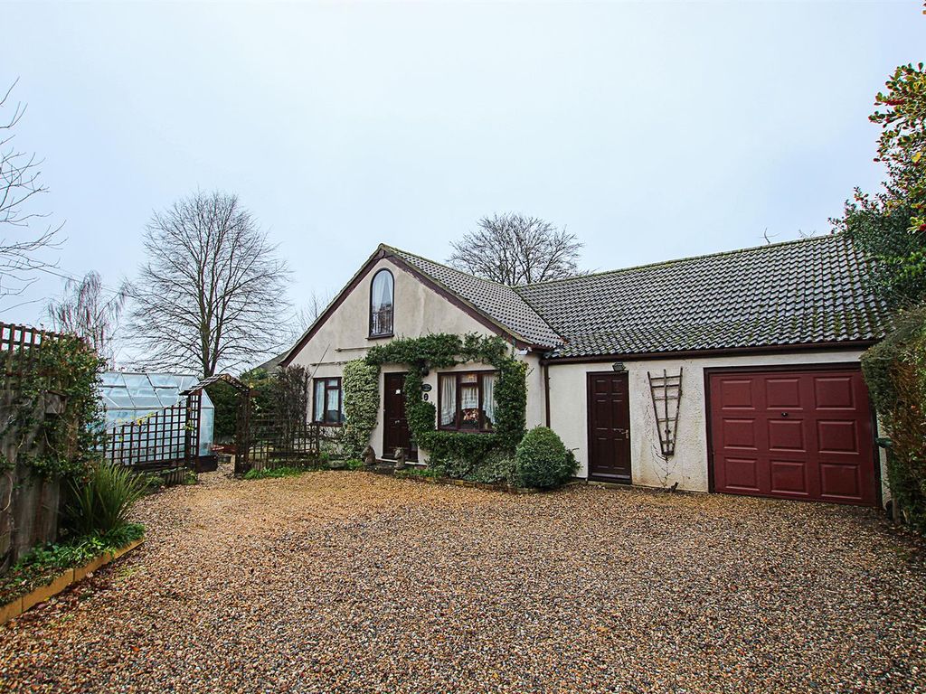 4 bed detached house for sale in Duchess Drive, Newmarket CB8, £525,000