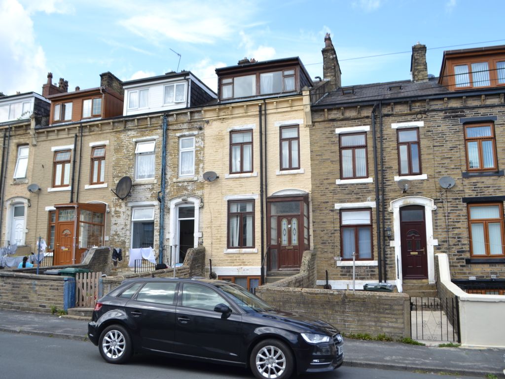3 bed terraced house to rent in Springcliffe Street, Bradford BD8, £500