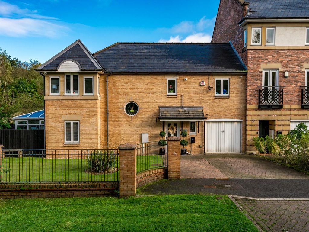 4 bed semidetached house for sale in Cottonfields, Eagley, Bolton BL7