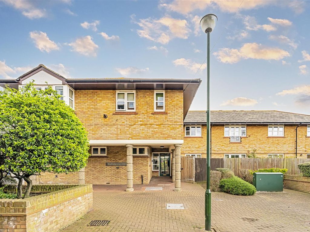 1 bed flat for sale in Waterhouse Court, Walpole Road, Teddington TW11