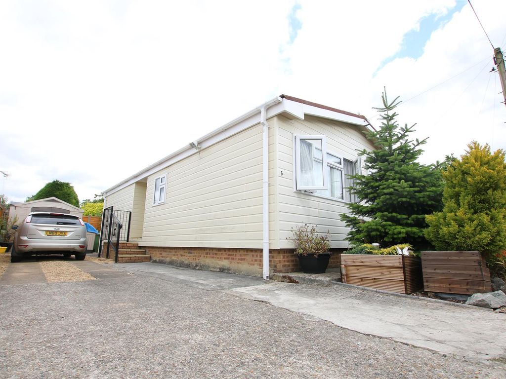 2 bed mobile/park home for sale in Cranbourne Hall Park, Winkfield