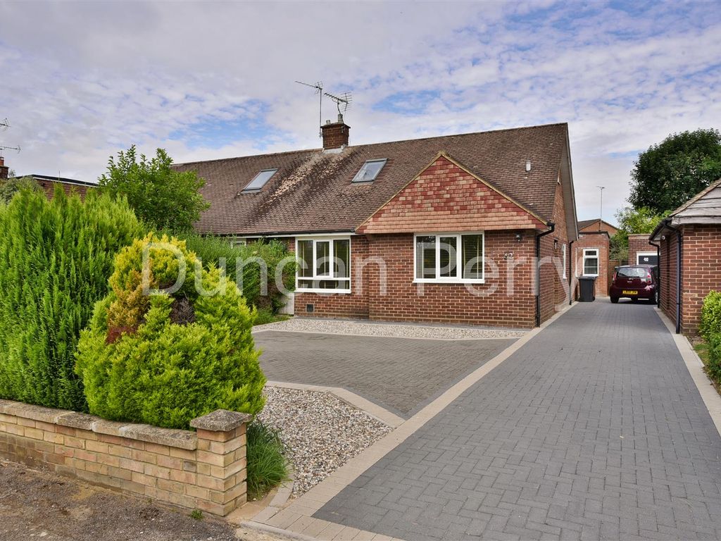 4 bed semidetached bungalow for sale in Skimpans Close, Welham Green