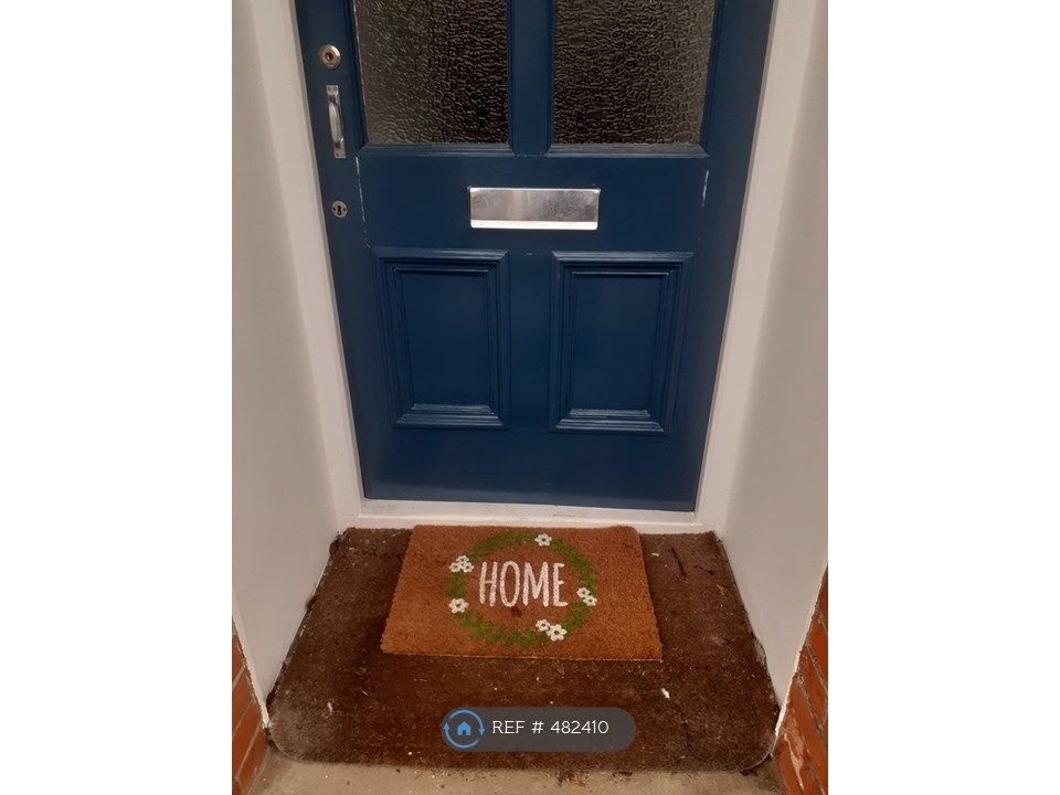 Room to rent in Croydon Road, Caterham CR3, £900 pcm Zoopla