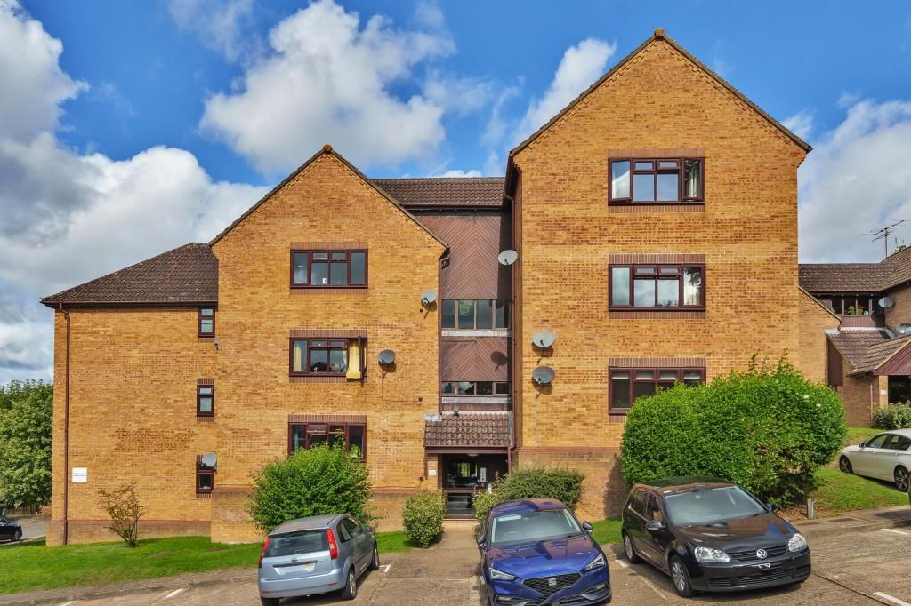 2 bed flat to rent in High Buckinghamshire HP13, £1,150 pcm