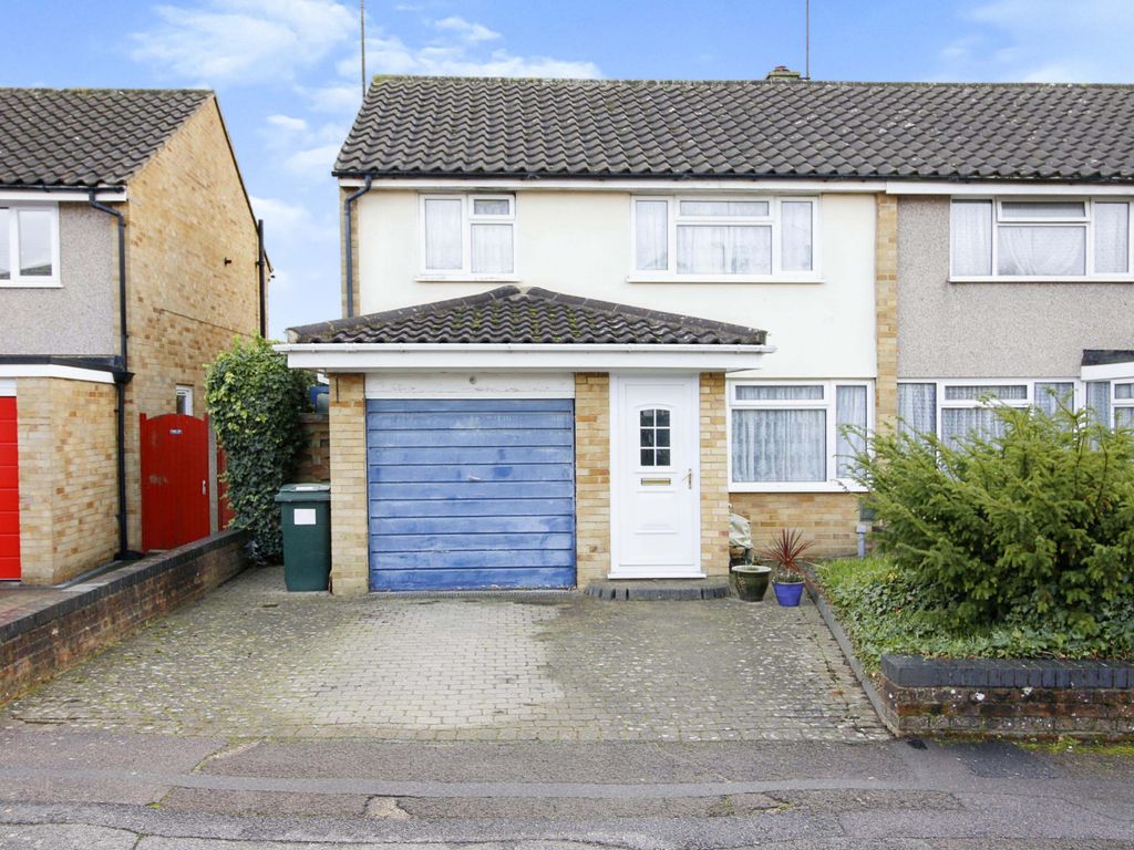 3 bed semidetached house for sale in Burns Road, Bletchley, Milton